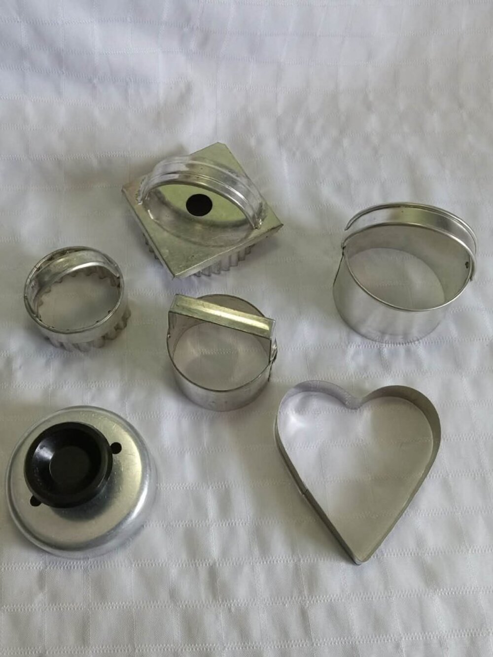 Set of 6 vintage tin cookie cutters in various folk art designs 1930-1950